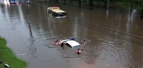 Порои потопиха под вода коли и автобуси (ВИДЕО)