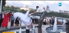 Сватбена фотосесия: Младоженци паднаха във фонтан (ВИДЕО)