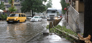 Порой наводни улици в Хасково (ВИДЕО+СНИМКИ)