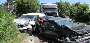 МЕЛЕ НА КОЛЕЛА: Два тира и три коли се удариха край Русе (ВИДЕО+СНИМКИ)