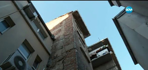 Тухли от опасна сграда падат над главите на минувачи в София