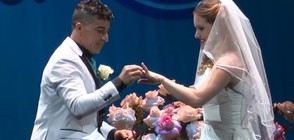 Акробати се венчаха на опънато високо над земята въже (ВИДЕО)