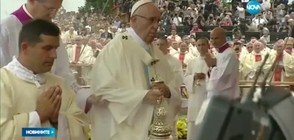 Инцидент с папа Франциск по време на служба (ВИДЕО)