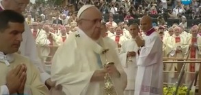 Папа Франциск обясни защо е паднал по време на служба
