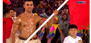 Знаменосецът на Тонга в Рио се превърна в сензация (СНИМКИ)