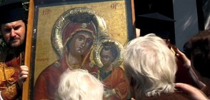 Хиляди се молят за изцеление пред чудотворната икона в Бачково
