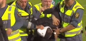 Маскиран запалянко нахлу на терена и нападна футболист в Швеция (ВИДЕО)