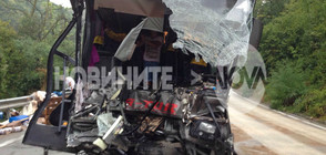 Един загинал и ранени при жесток сблъсък на автобус и камион на "Боаза" (ВИДЕО+СНИМКИ)