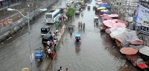 Най-малко 300 са жертвите на проливните дъждове и наводненията в Индия