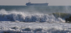 Жълт код за бурен вятър и високи вълни по морето