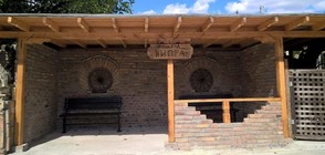 Село се сдоби с уникална автобусна спирка (СНИМКИ)