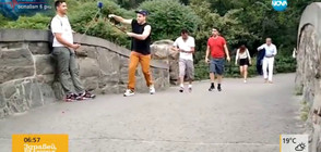 ХИТ В МРЕЖАТА: Мъж реже селфи стикове в Ню Йорк (ВИДЕО)