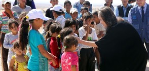Анджелина Джоли посети бежански лагер в Йордания (СНИМКИ)