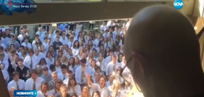 Ученици пеят пред дома на болния си учител