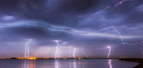 Светкавици обсипват Луната