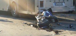 Двама мъже пострадаха при удар на мотор в автобус (СНИМКИ)