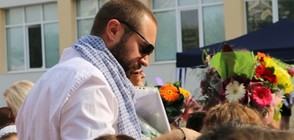 Един учител с повече татуси от броя на учениците в класа му (ВИДЕО+СНИМКИ)