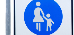 БЕЗУМИЕ НА ПЪТЯ: Джигит помете майка с две деца на тротоар в Ямбол