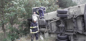 Кола се удари челно в камион край Кресна (СНИМКИ+ВИДЕО)