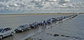 Опасен път във Франция изчезва под вода (СНИМКИ)