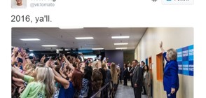 Десетки едновременно позираха за селфи с Хилари Клинтън (СНИМКА)