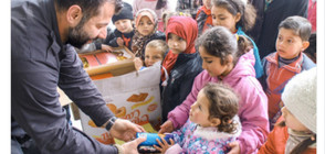 ИСТИНСКИЯТ ДЯДО КОЛЕДА: Мъж раздава играчки на децата в Сирия (ВИДЕО+СНИМКИ)