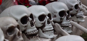 Окичиха паметника на Карл Маркс в УНСС с черепи и венци (ВИДЕО)