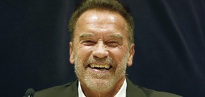 Шварценегер „лети” с колелото си в гарата в Мюнхен (СНИМКА)