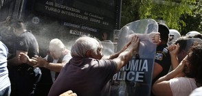 Полицията разпръсна с лютив спрей протестиращи пенсионери в Атина (ВИДЕО+СНИМКИ)