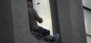 Пет часа мъж заплашва, че ще скочи от прозорец в Благоевград (ВИДЕО+СНИМКИ)