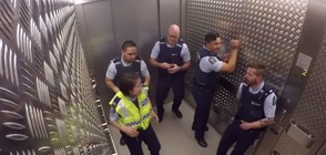 Полицаи създават музика в асаньор (ВИДЕО)