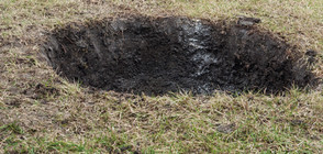 Огромна дупка погълна автомобил (СНИМКА)