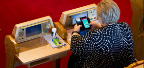 Министър-председателят на Норвегия лови покемони в парламента