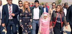 Линдзи Лоън посети бежански лагер в Турция (ВИДЕО+СНИМКИ)