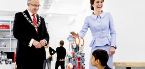 Херцогинята на Кеймбридж на среща с... робот (СНИМКИ)