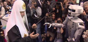 РЕЛИГИЯ И ТЕХНОЛОГИИ: Руският патриарх се „срещна” с робот (ВИДЕО)