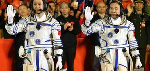 Китай качи на орбиталния си модул двама космонавти