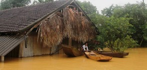 25 загинали и 240 000 разрушени къщи при наводнения във Виетнам (ВИДЕО+СНИМКИ)