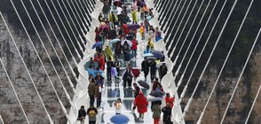 Разходка под дъжда по най-дългия мост в света (ВИДЕО+СНИМКИ)