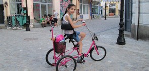 Нов велосипед за момиченцето с парализа, на което откраднаха колелото за рехабилитация