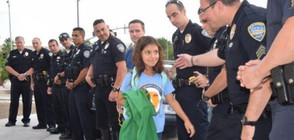 Десетки полицаи водят малко момиченце на училище (ВИДЕО+СНИМКИ)