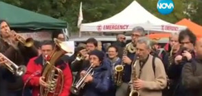 В Италия посрещнаха мигранти с оркестър (ВИДЕО)