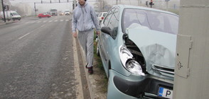 Ученик се заби с колата си в стълб в Русе (ВИДЕО+СНИМКИ)