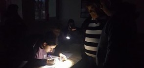 ЗАРАДИ АВАРИЯ: В Девня гласуваха на фенерчета (СНИМКИ)