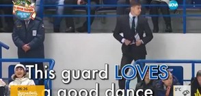 Охранител танцува в почивката на хокеен мач (ВИДЕО)