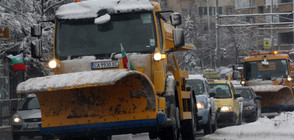 Над 100 снегорина почистват основните пътища в София