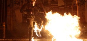 ПРОТЕСТИРАЩИ СРЕЩУ ПОЛИЦИЯ: Коктейли „Молотов” и огън по улиците на Атина (ВИДЕО+СНИМКИ)