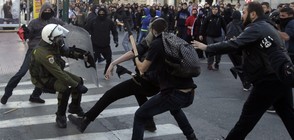 БЕЗРЕДИЦИ В АТИНА: Демонстранти със запалителни бомби срещу полицията (СНИМКИ)