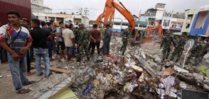 Издирват още оцелели след земетресението в Индонезия (ВИДЕО+СНИМКИ)