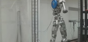 Роботът Фьодор прави шпагат и завинтва крушка (ВИДЕО)